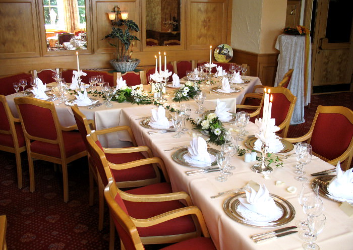 Gedeckter Tisch für Familienfeier