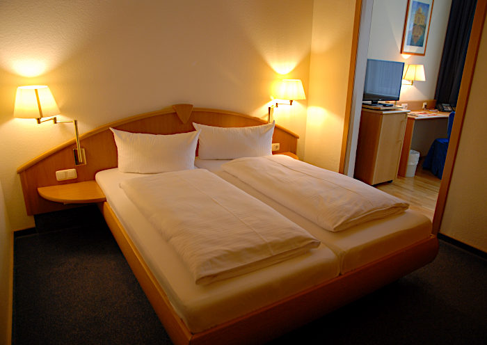 Hotelzimmer - Doppelbett am Abend