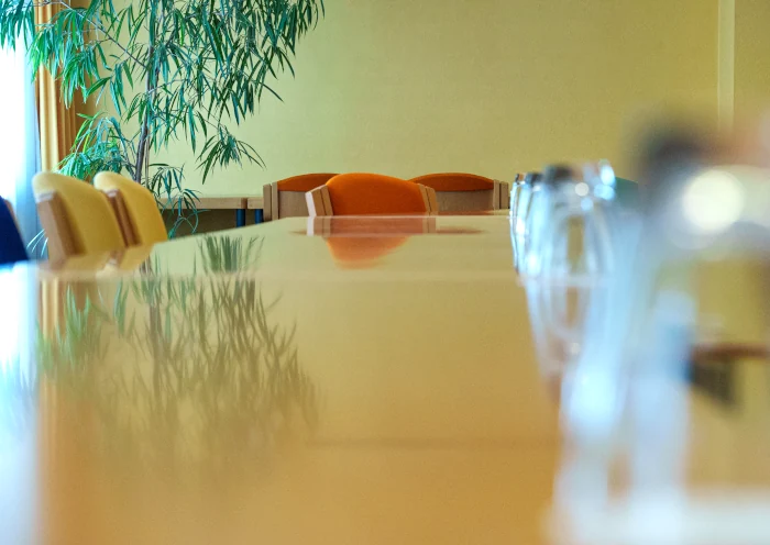 Tagungsraum, Tisch mit Gläsern