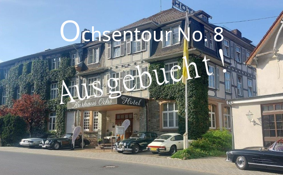 Oldtimer vor dem Hotel Kurhaus Ochs, Schmitten, mit Vermerk: Ochsentour No. 8 ausgebucht