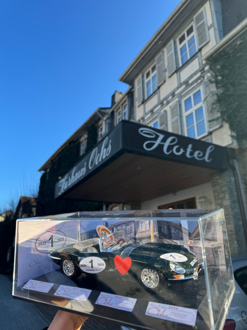 Modellauto Jaguar vor dem Hotel Kurhaus Ochs