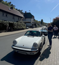 Weißer Porsche Oldtimer vor dem Hotel beim Start zur Ochsentour 2025