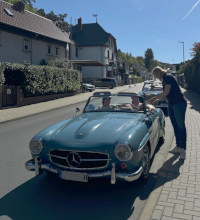 Hellblauer Mercedes Oldtimer vor dem Hotel beim Start zur Ochsentour 2025
