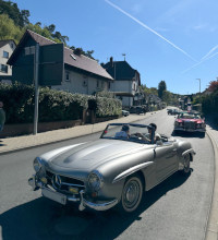 Silberner Mercedes SL Cabrio Oldtimer vor dem Hotel beim Start zur Ochsentour 2025