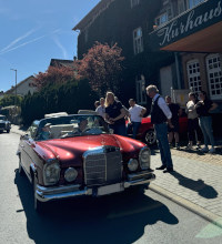 Roter Mercedes Cabrio Oldtimer vor dem Hotel beim Start zur Ochsentour 2025