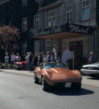 Bronzefarbene Corvette Targa Oldtimer vor dem Hotel beim Start zur Ochsentour 2025