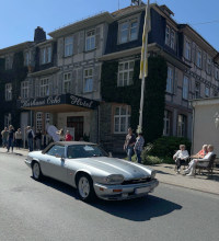 Silberner Oldtimer Cabrio vor dem Hotel beim Start zur Ochsentour 2025