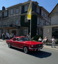 Roter Ford Mustang Fastback  Oldtimer vor dem Hotel beim Start zur Ochsentour 2025