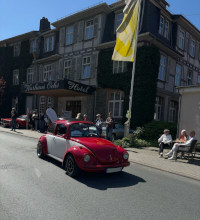 Rot-weißer VW Käfer Oldtimer vor dem Hotel beim Start zur Ochsentour 2025