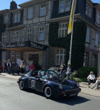 Dunkelblauer Porsche Targa  Oldtimer vor dem Hotel beim Start zur Ochsentour 2025