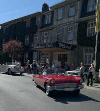 Roter Ford Thunderbird Cabrio vor dem Hotel beim Start zur Ochsentour 2025