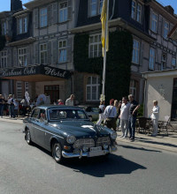 Blauer Volvo Oldtimer vor dem Hotel beim Start zur Ochsentour 2025