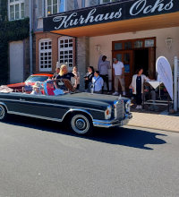 Ferrari Dino, BMW Cabrio und Jaguar Oldtimer vor dem Hotel beim Start zur Ochsentour 2025