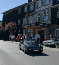 Grüner Porsche Oldtimer vor dem Hotel beim Start zur Ochsentour 2025