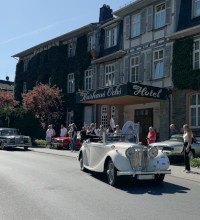 Weißer Jaguar Oldtimer vor dem Hotel beim Start zur Ochsentour 2025