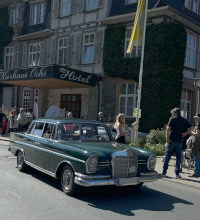Dunkelgrüner Mercedes Oldtimer vor dem Hotel beim Start zur Ochsentour 2025