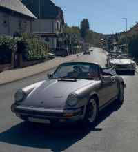 Silberner Porsche Cabrio Oldtimer vor dem Hotel beim Start zur Ochsentour 2025