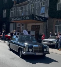 Grüner Mercedes Oldtimer vor dem Hotel beim Start zur Ochsentour 2025
