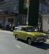 Olivgrüner Trabant Oldtimer vor dem Hotel beim Start zur Ochsentour 2025