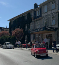 Roter Fiat 500 Oldtimer vor dem Start zur Ochsentour 2025