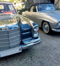 Mercedes und BMW Oldtimer auf dem Parpkplatz vor dem Start zur Ochsentour 2025