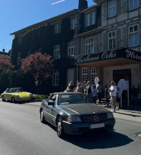 Mercedes SL Oldtimer vor dem Hotel beim Start zur Ochsentour 2025
