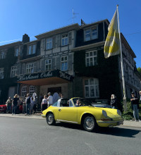 Gelber Porsche Oldtimer vor dem Hotel beim Start zur Ochsentour 2025