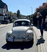 Weißer VW Käfer Oldtimer vor dem Hotel beim Start zur Ochsentour 2025