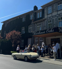 Hellgelber Oldtimer Cabrio vor dem Hotel beim Start zur Ochsentour 2025