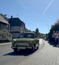 Olivgrüner Oldtimer vor dem Hotel beim Start zur Ochsentour 2025
