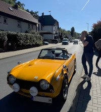 Orangegelber Oldtimer Cabrio vor dem Hotel beim Start zur Ochsentour 2025