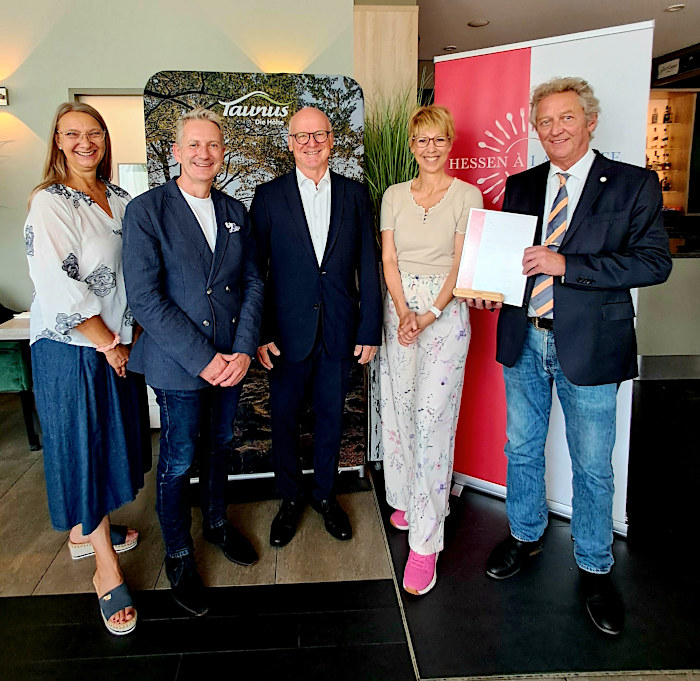 rechts Anton Ochs bei der Urkundenübergabe