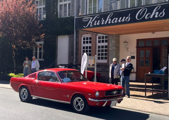 roter Ford Mustang beim Start zur Ochsentour 2026