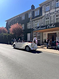 weißes Cabriolet Oldtimer beim Start zur Ochsentour No. 9