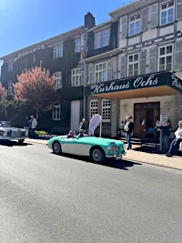 Mintfarbener Austin Healy Cabrio beim Start zur Ochsentour No. 9