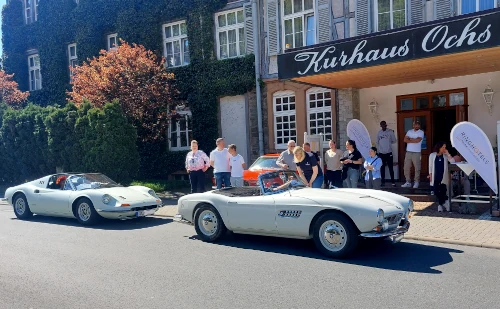 2 Oldtimer vor dem Hotel beim Start zur Ochsentour No 8