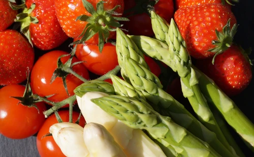 Spargel, Erdbeeren und Tomaten